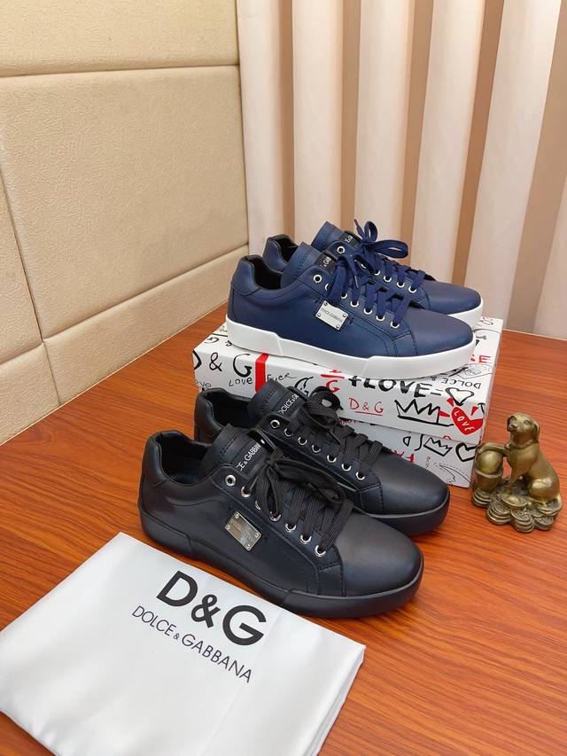 实价： Dolce＆Gabbana Dg 原版进口头层牛皮羊皮内里，上脚轻便、舒适 、百搭、原版特供大底深受潮流男士的青睐欢迎对比品质精致奢华，超a级别！版型对